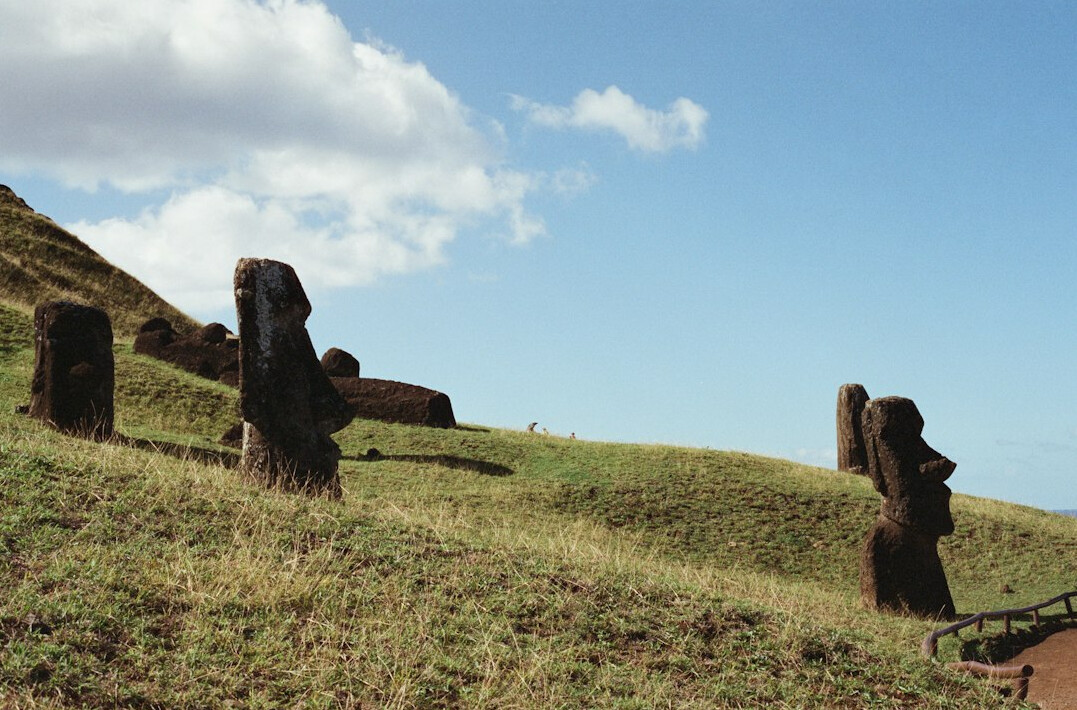 easter island moai statues
