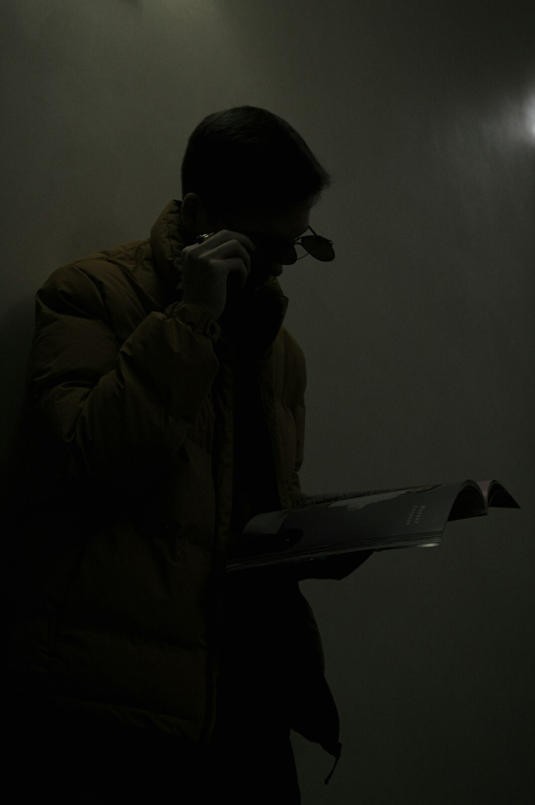 detective reading clues