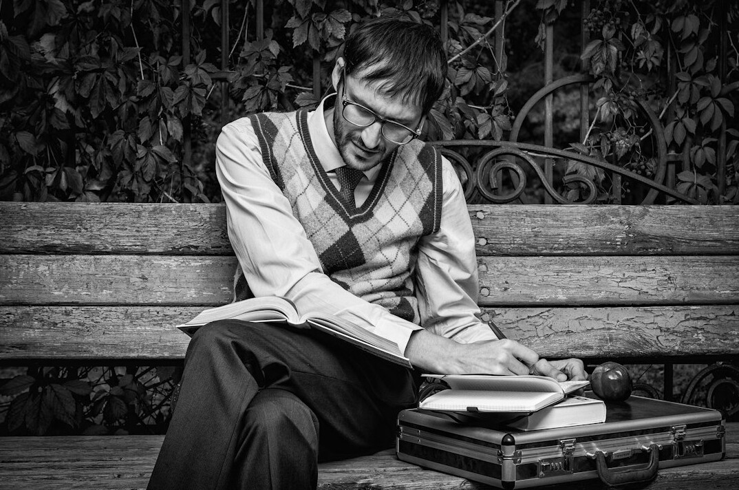 detective reading clues